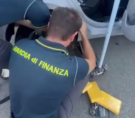 Trasportava in auto 28 chili di cocaina, arrestato corriere