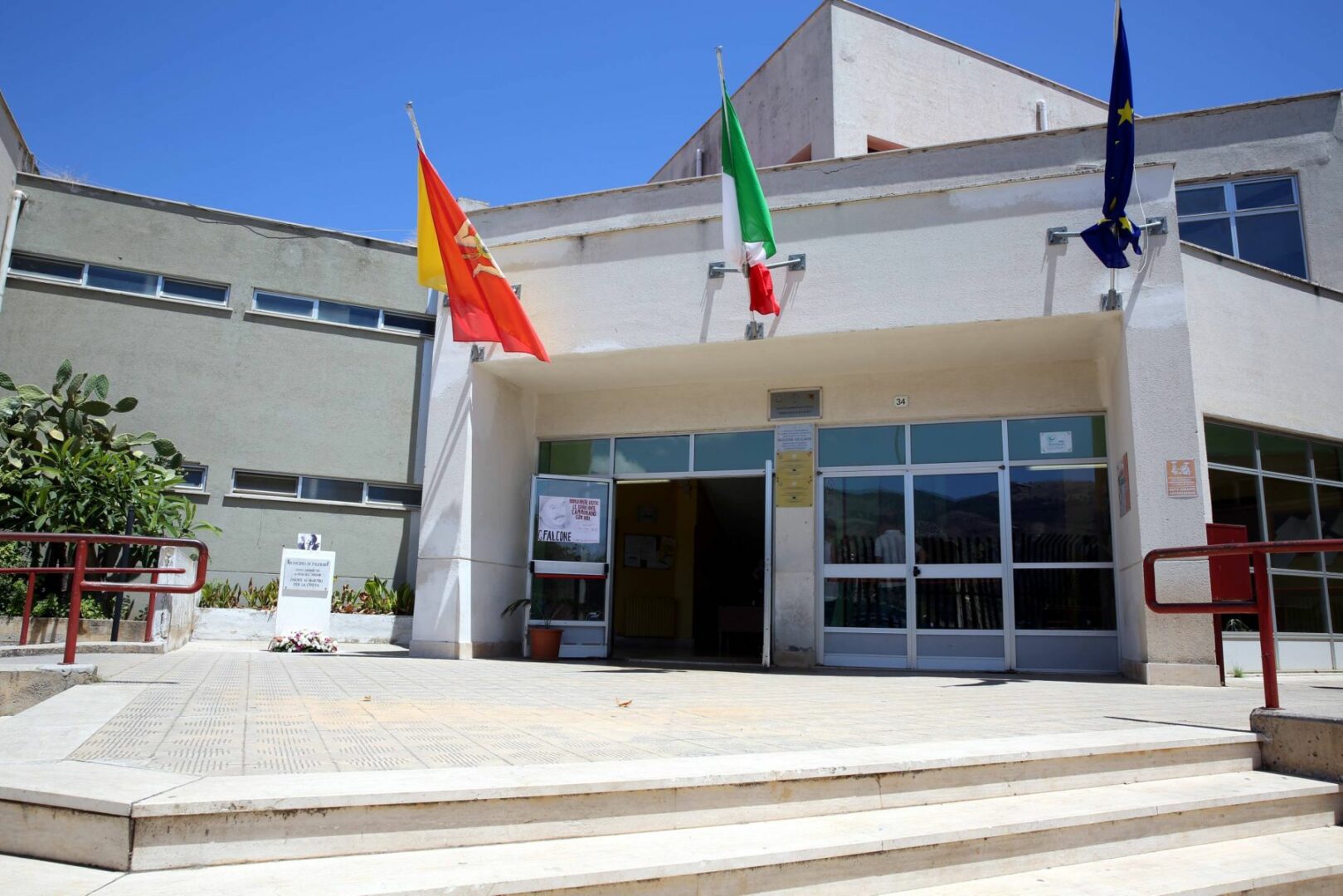 Furto cavi di rame alla scuola Falcone di Palermo, lasciata al buio e senz’acqua