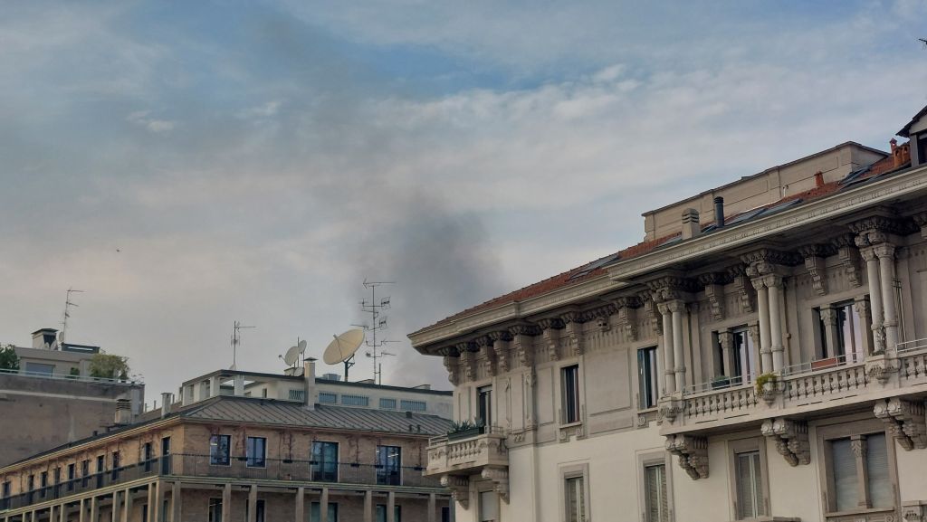 Milano, fumo da sotterraneo in Corso Vittorio Emanuele. Sul posto Vvf