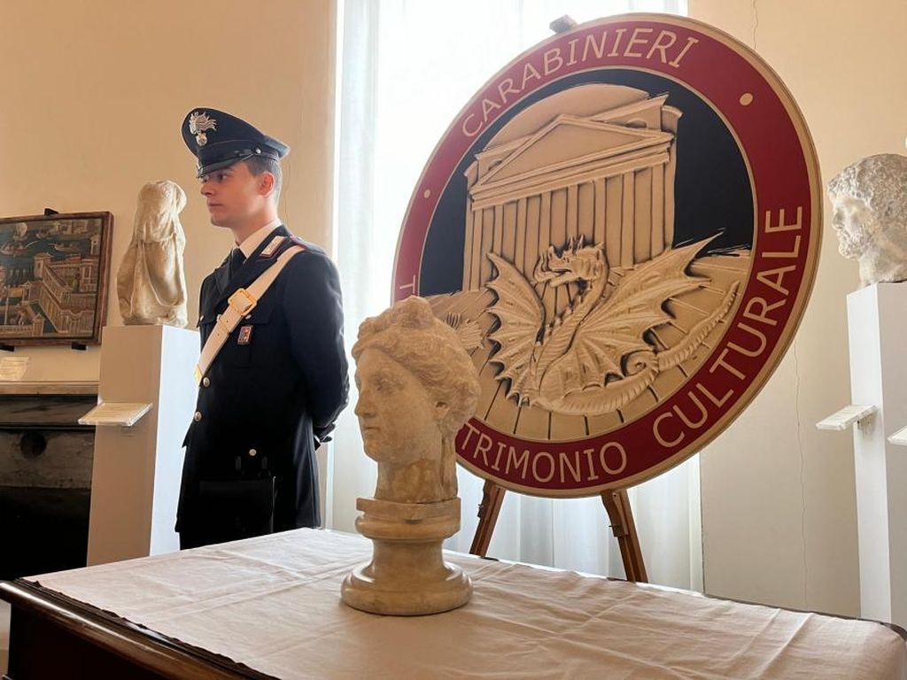 Venezia, Carabinieri consegnano al museo archeologico una testa di Diana