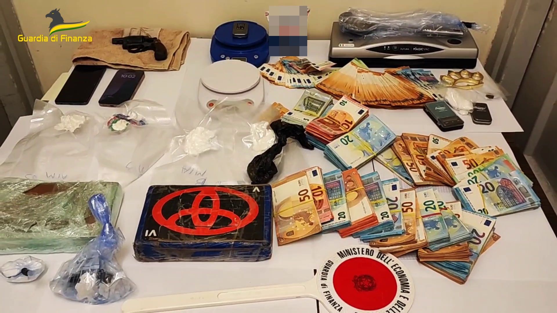 Sequestrati 2.5 chili di cocaina ed un revolver, tre arresti a Gela