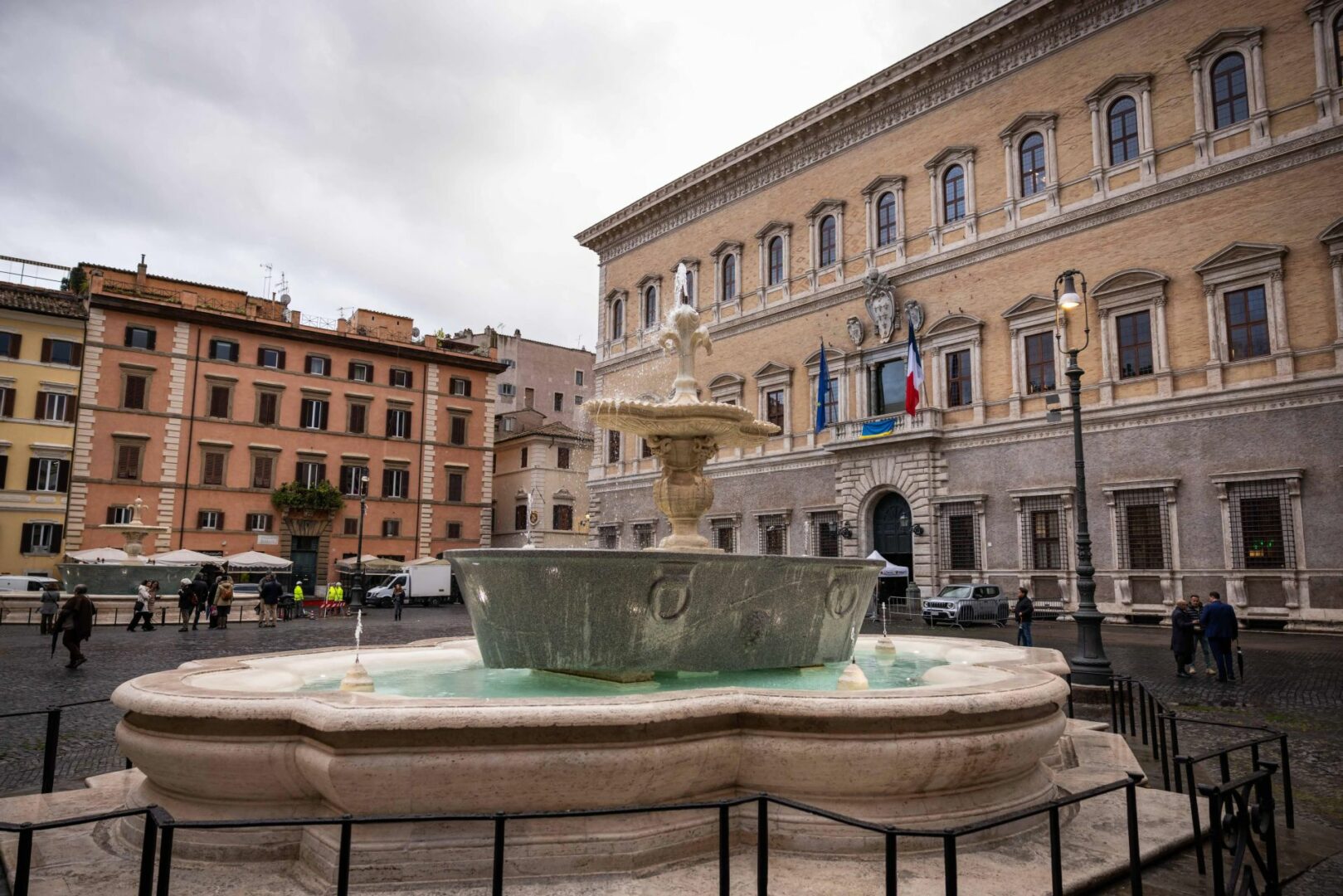 Pnrr Caput Mundi, conclusi restauri fontane di Piazza Farnese a Roma