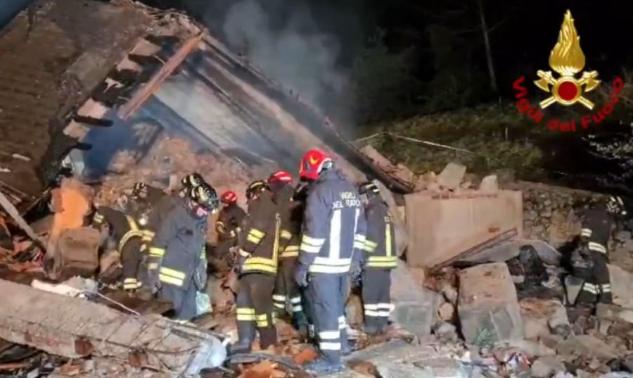 Crolla una villetta per un’esplosione nel Lucchese, 2 dispersi