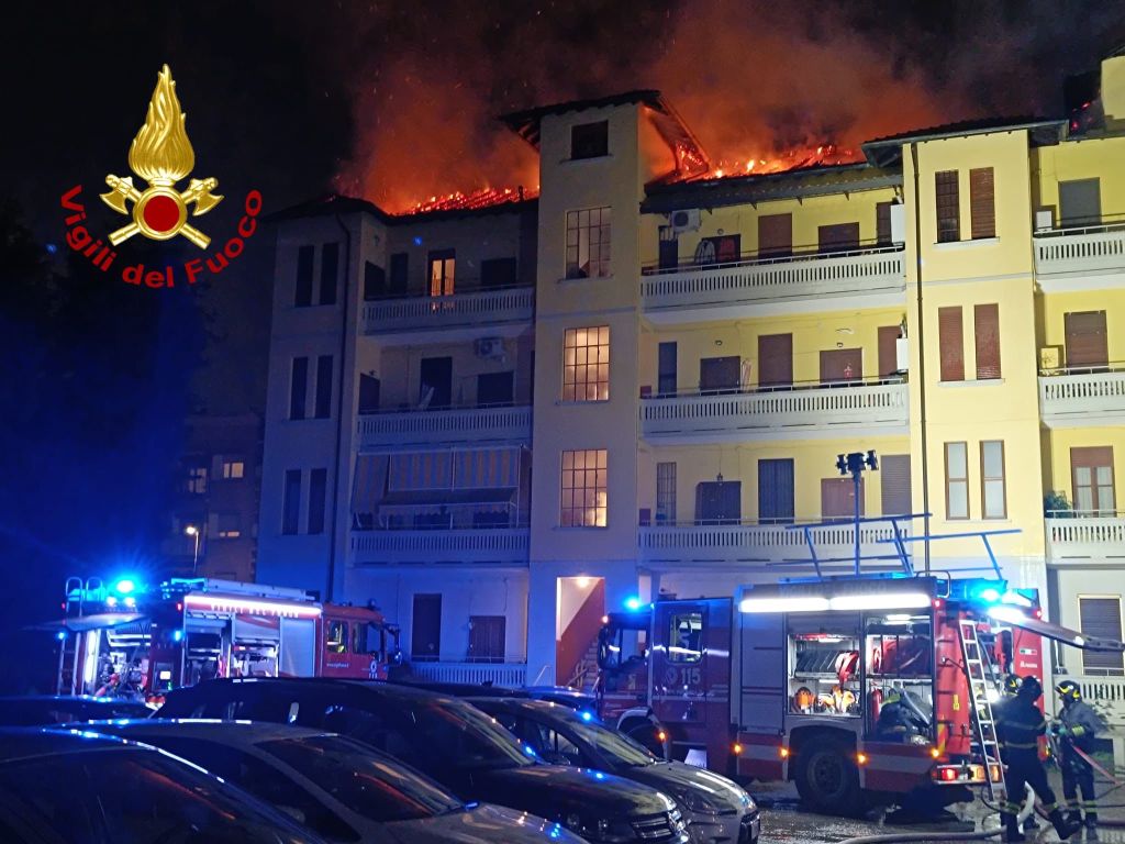 Corsico, incendio in un sottotetto. Nessun ferito o intossicato