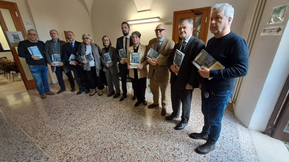 Libro foto racconta la vita dietro le sbarre al minorile di Bologna