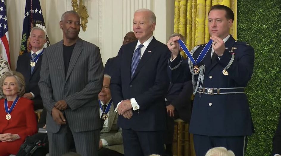 Biden consegna la medaglia della libertà. Tra i premiati Bono, Messi e Denzel Washington