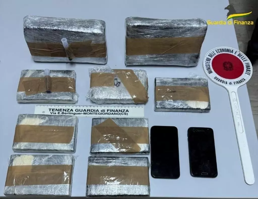 Sequestrati 4,5 kg di droga, arrestato corriere calabrese