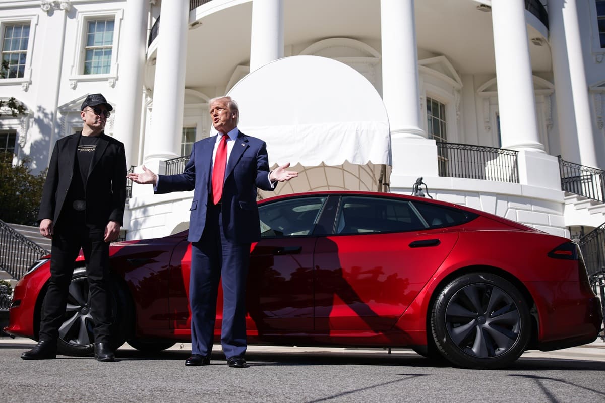 Usa, Donald Trump compra una Tesla nei giardini della Casa Bianca