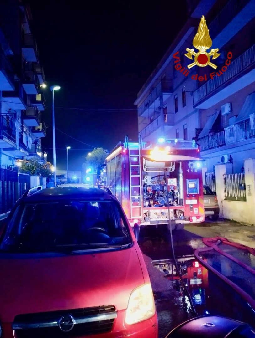 Incendio nella notte a Palermo, una persona ustionata