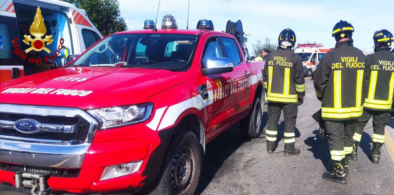 Scontro frontale nel siracusano, tre morti e otto feriti