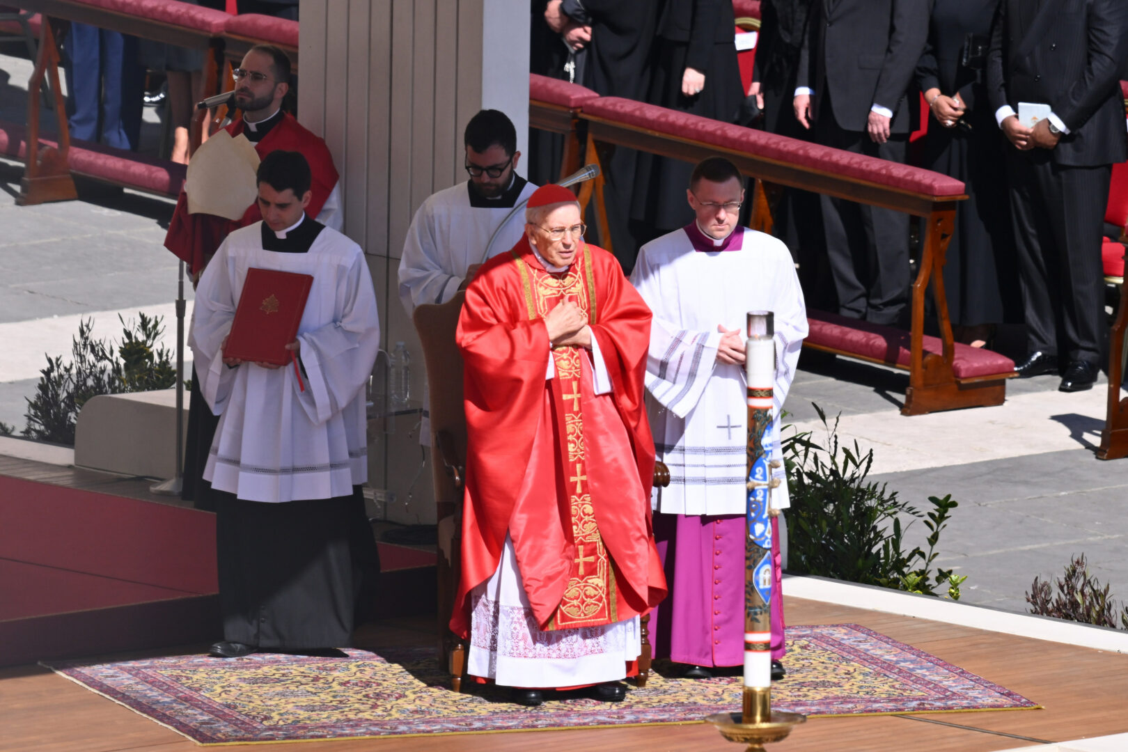 L’omelia per Papa Francesco, cardinale Re “Un Pontefice in mezzo alla gente”